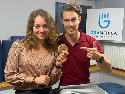 Paweł Grajewski z olimpijką w gabinecie GraMedica