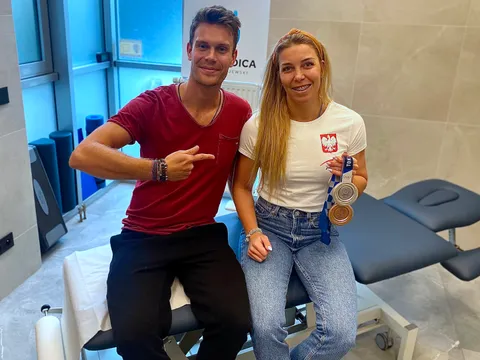 Paweł Grajewski z wielokrotną medalistką w gabinecie
