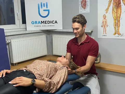 Paweł wykonuje terapię manualną kręgosłupa szyjnego