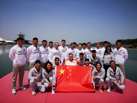 Paweł Grajewski z chińską kadrą narodową w wioślarstwie