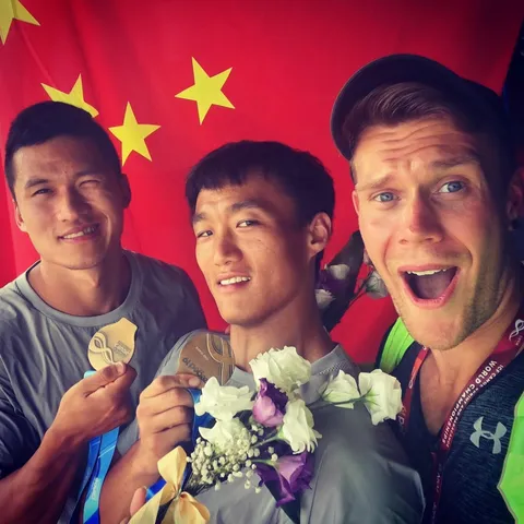 Paweł Grajewski z chińskimi sportowcami po mistrzostwach