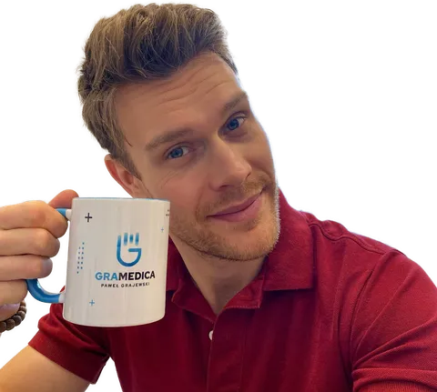 Paweł Grajewski z kubkiem GraMedica
