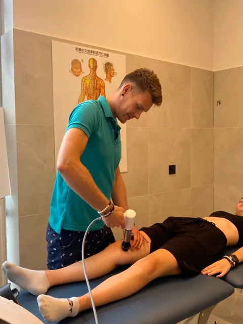 Paweł omawia leczenie z pacjentem w gabinecie GraMedica